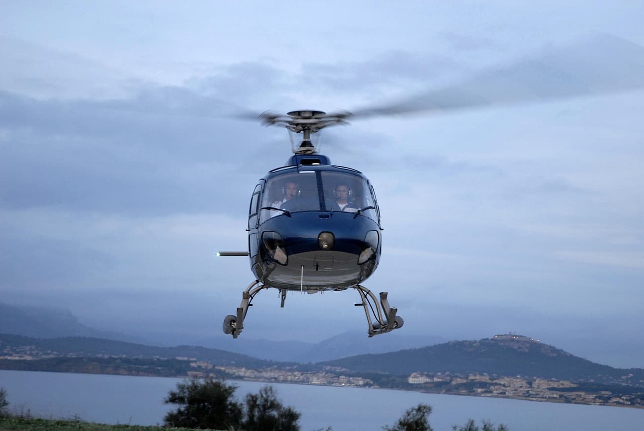 Helicóptero voando sobre a paisagem